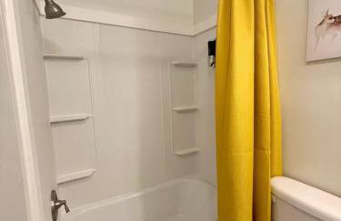 Downtown Yellow Room at Villages on Aurora - Foto 12
