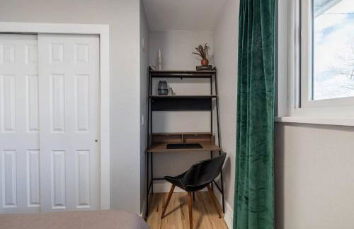 Light-filled retreat w hot tub & firepit - Foto 28