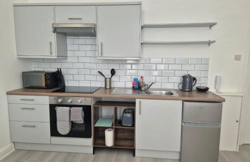 Modern Studio in Fratton, Portsmouth - Contractors Welcome #1 - Photo 9