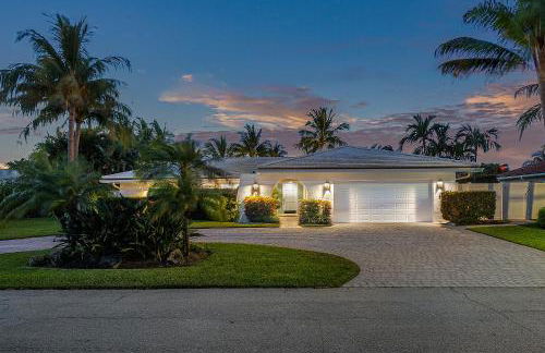 Seven Palms Waterfront- Private Dock, Heated Pool & Lanai -Walk to beach! by Maven Vacation Rentals - Foto 48