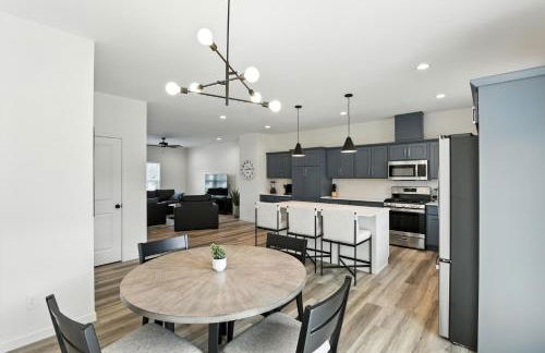 Modern Townhome Retreat in Prime Location townhouse - Photo 2