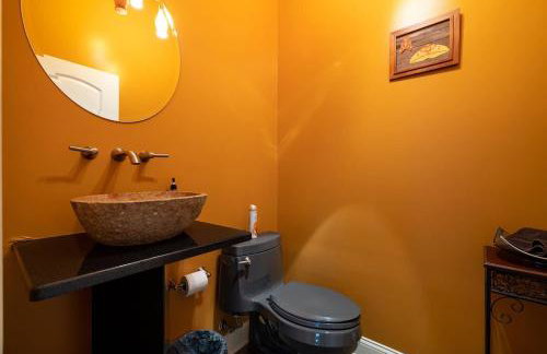 Riverbend Lodge Spacious Riverfront Home with Hot Tub Pool & Mountain view - Foto 17