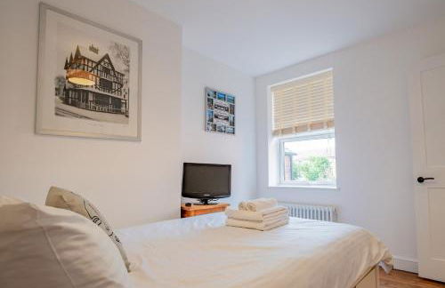 Exquisite Renovation in Central Location with Garden and Parking - Photo 14