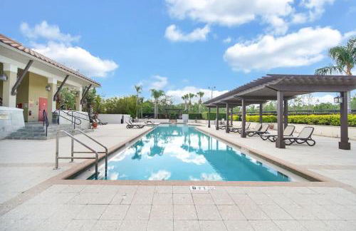 Cozy & Elegant 4BR Enchanted Townhouse - 1 Mile to Disney with Resort Pool, Gym, & Jacuzzi - Photo 49