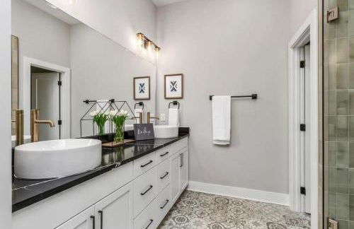 Side-by-Side Homes with Hot Tubs - Sleeps Over 20 Guests - Photo 20