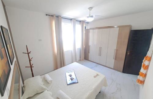 Barra - Espaçoso Apt frente Shopping Barra - 100 m2, 2 quartos, varanda, sala, banheiro e cozinha completa, 2 camas casal, 1 cama de solteiro, 1 sofá cama - Foto 43