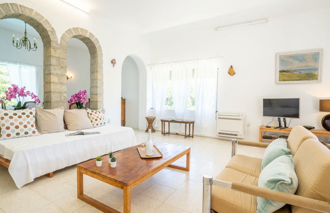 4 bedroom House in Ceyreste with private pool and garden - Photo 4