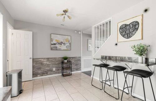 Fly In Style! Charming Townhome 6 Mins from RIC! - Foto 28