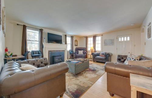 Explore the Poconos! Cozy Creekside Cabin with Patio - Foto 6