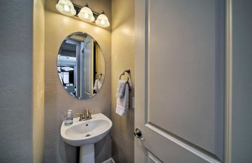 Hot Tub and Putting Green Home in Surprise - Foto 18