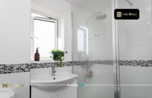 Quick Deals l 5 Bedroom l Sleeps 10 l Parking l Ideal for Groups l Oak Stays Short Lets & Serviced Accommodations - Foto 17