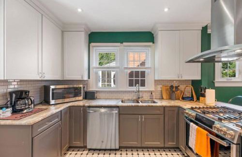 Massive 5BR Historic CozySuites House - Photo 27