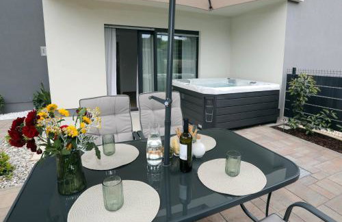 New luxury air-conditioned apartment, with jacuzzi, free parking and gardens - Foto 12