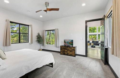 LUX Treehouse on Private Lake next to Lake Conroe with Game room, Paddleboards, Lake Views, and more! - Foto 43