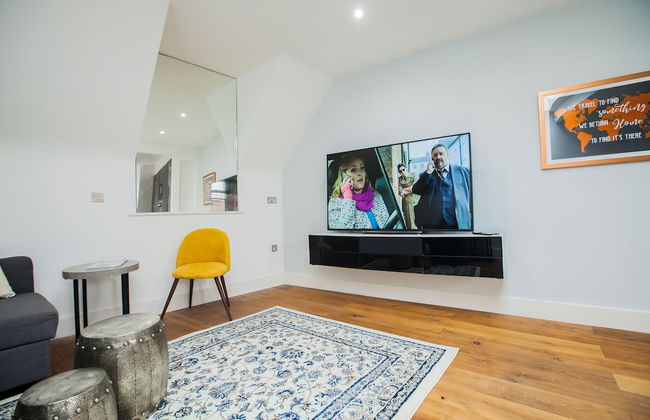 Modern Central Richmond Luxury Residence - Photo 17