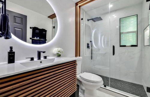 Luxury Miami Pool House Private Backyard Oasis Near Wynwood and Miami International Airport - Photo 14