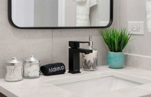 Modern 2BR2BA Condo Free Parking and Balcony - Foto 33