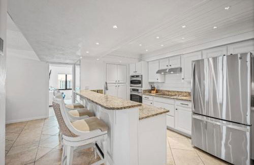 Luxury direct oceanfront corner penthouse with heated pool and garage parking - Foto 10