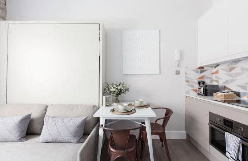 Decompress at a Serene Studio in Classic Townhouse - Foto 9