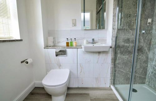 Modern and Spacious Home From Home 1 mile from M1 - with Netflix, Prime Video, PS5, free parking, superfast WiFi, BBQ - Sleeps 11 - By Brightleap Apartments - Foto 29