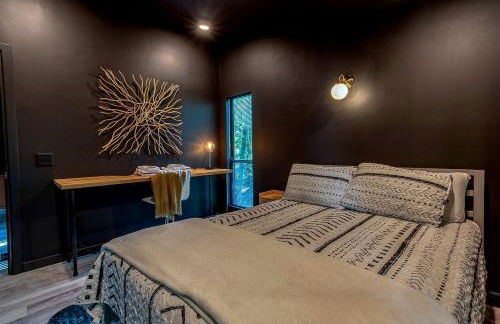 Modern Forest Cabin with Hot Tub, Screened Porch & Resort Access Near Hedgesville, WV - Foto 17