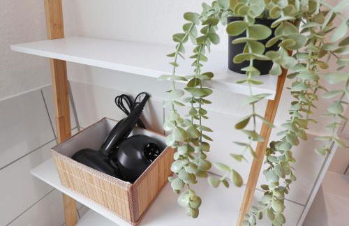 Design am Rhein I Traumlage Rheinufer I 3BR I Küche I öffentl Parkplätze I helloYOU apartments x BRIGHT Collection - Foto 11