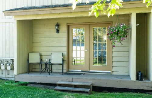 Alaskan WolfDen Close to airport centrally located - Photo 19