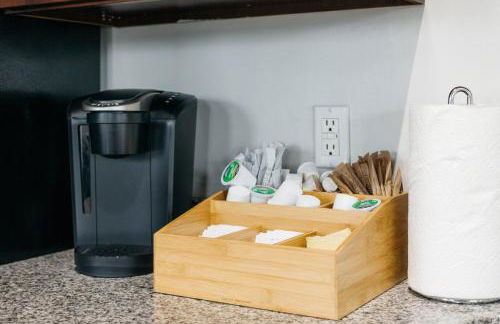 CozySuites Music Row Spacious 2BR with free parking 40 - Foto 18