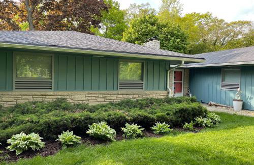 All the Waters Retro Home on Lake Michigan- Your Own PRIVATE BEACH - Foto 76