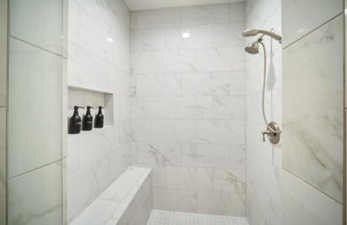 Luxe Family Retreat with Private Pickleball a Large Swim Spa indoor Movie Theatre 2 Outdoor Firepits a Home Gym and more - Foto 16