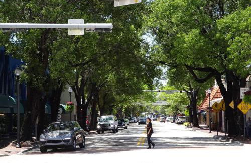 City View Balcony steps from Restaurants, Peacock Park & Marina - Foto 19