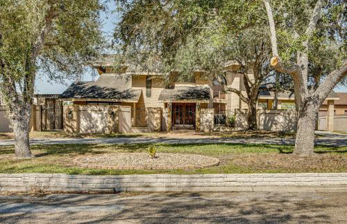 Pool and Game Room Waterfront Harlingen Home - Foto 44