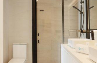 MARBELLA BANUS SUITES - Banús - Medina Garden - Brand New 1BR - 1BA - Outdoor Terrace - Bright & Modern - Pool - Steps from Puerto Banús Marina - Walk to El Corte Ing Luxury Shopping Mall - Photo 9