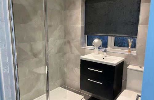 3 Bedroom home, with 4 beds, parking, walk to station & town centre families and business visitors welcome - Foto 31