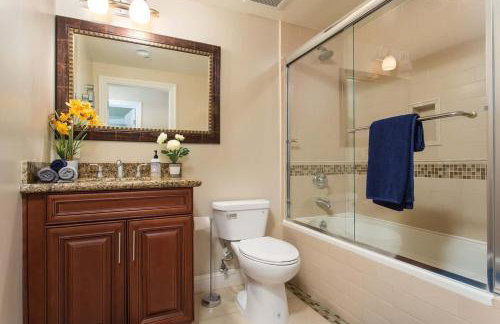 Stylish Home Prime Location with Fireplace & Patio - Foto 17