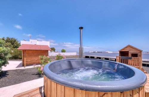 Chalet Emily Alpine Chic with Hot Tub and Ocean View By Lanzarote Vacation Homes - Foto 2