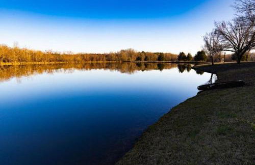 Kid and Pet-Friendly Lake Glamping in Tupelo, Mississippi - Foto 12