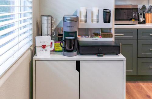 Spacious Disneyland Retreat for 12 wGame Room, Pool Table, King Bed & EV-Friendly - Foto 16