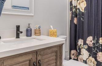 Ann Avenue Modern 3BR Home, Near Downtown with Free Parking - Photo 21