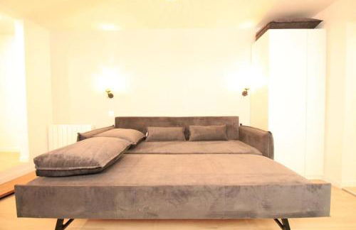 Disponible - Appartement Entier Rénové - Canapé Lit Emma - RERB, 5mn Paris - 2 pers - Parking Rue Gratuit - Tout équipé - 1er étage - 3 - Foto 2