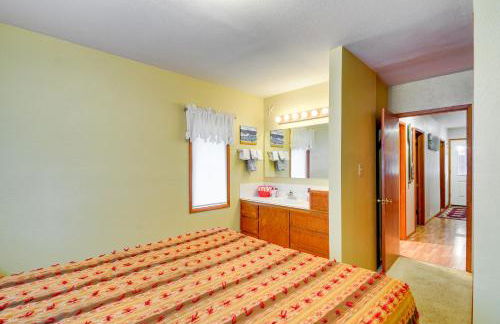 Cozy Washington Retreat with Deck, Walk to Beach! - Foto 12