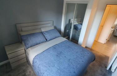 Two Bedroom En-Suite Modern Apartment Urquhart Road , Beach Area -Free Parking - Photo 4