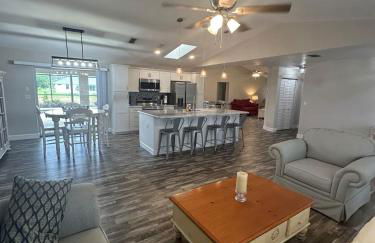 Heated pool with canal views - Foto 17