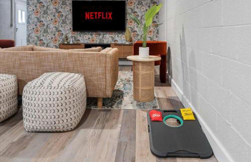 Backyard Oasis Heated Pool Game Room Gazebo - Foto 35