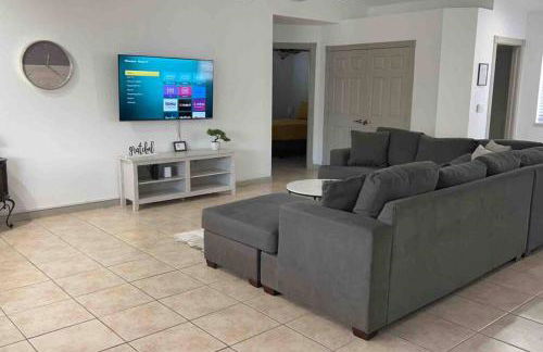 Spacious Getaway! Pool, Spa, Sleeps 9 - Foto 9