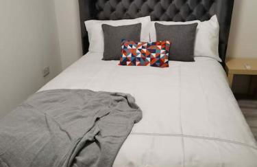 Newly Renovated Cosy 1 bed flat, 4 minutes walk to Town Centre, 3 minutes walk to the train station, Free parking, Modern, fresh and spacious living room, Netflix ready smart TV, Wifi - Photo 8