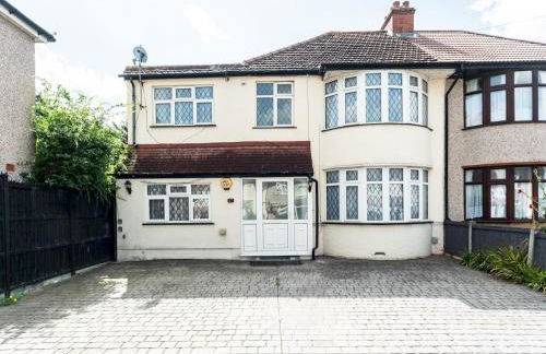 Spacious 4 Bed House Free Parking Near Station - Pass the Keys - Foto 42