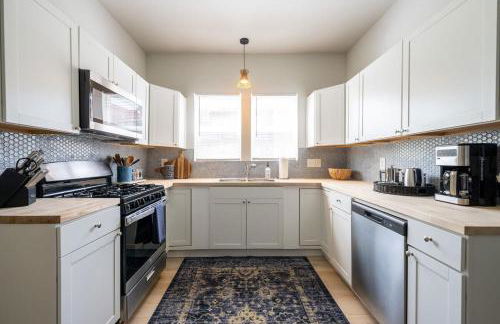 Modern 3BR Haven Near City Hotspots - Foto 13