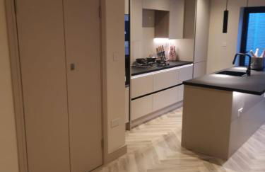 London 2BR Retreat with Free Parking & City Access - Foto 6