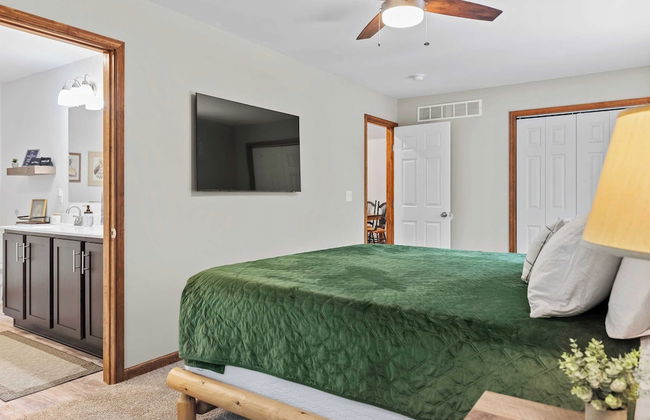 Maple Oasis by Avantstay Newly Built w/ Hot Tub, Game Room & Fire Pit - Photo 20